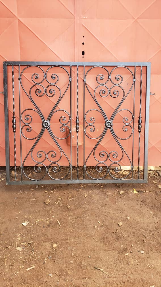 Grille de fenêtre en fer forgé