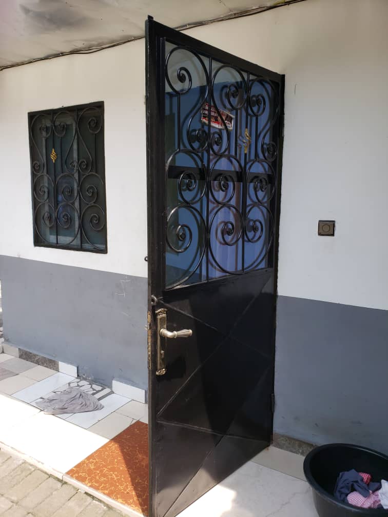 Porte et fenêtre à volutes posées